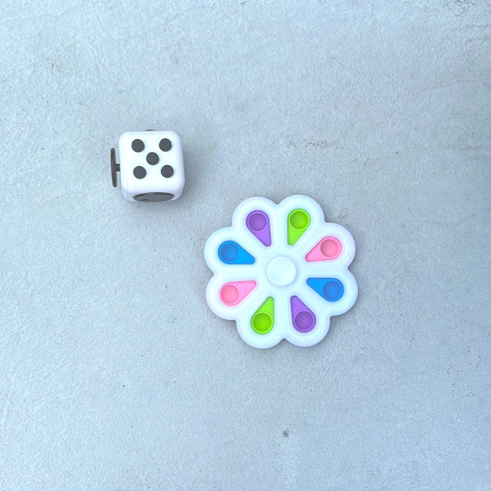 One pop it fidget spinner- fidget cube